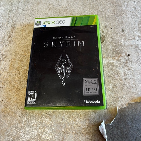 2009 Black and Green Xbox 360 Video Game The Elder Scrolls V: Skyrim